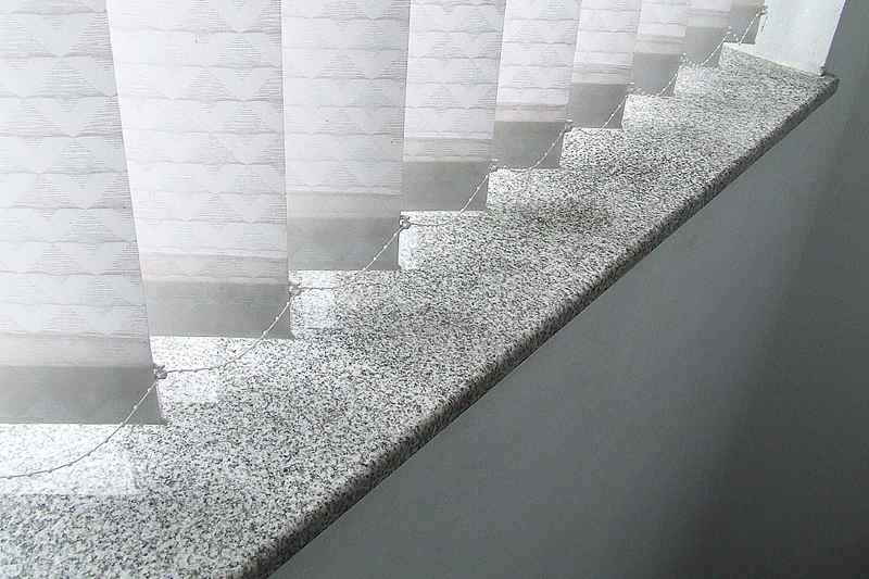 полированный серый гранит